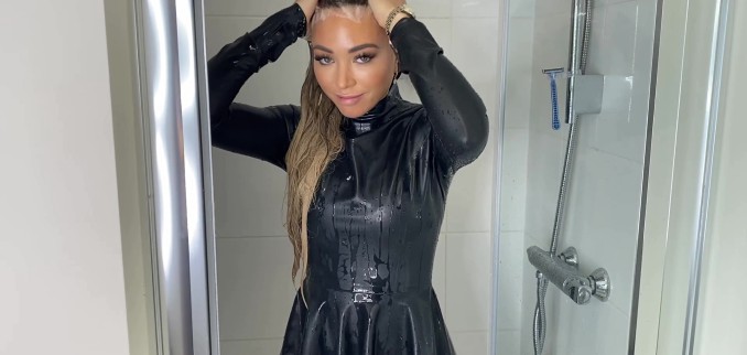 VIDEO: Shower Time In Black Latex