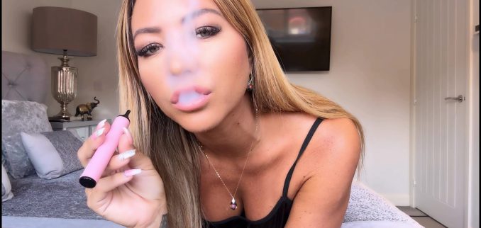 VIDEO: Hot Smoking And JOI